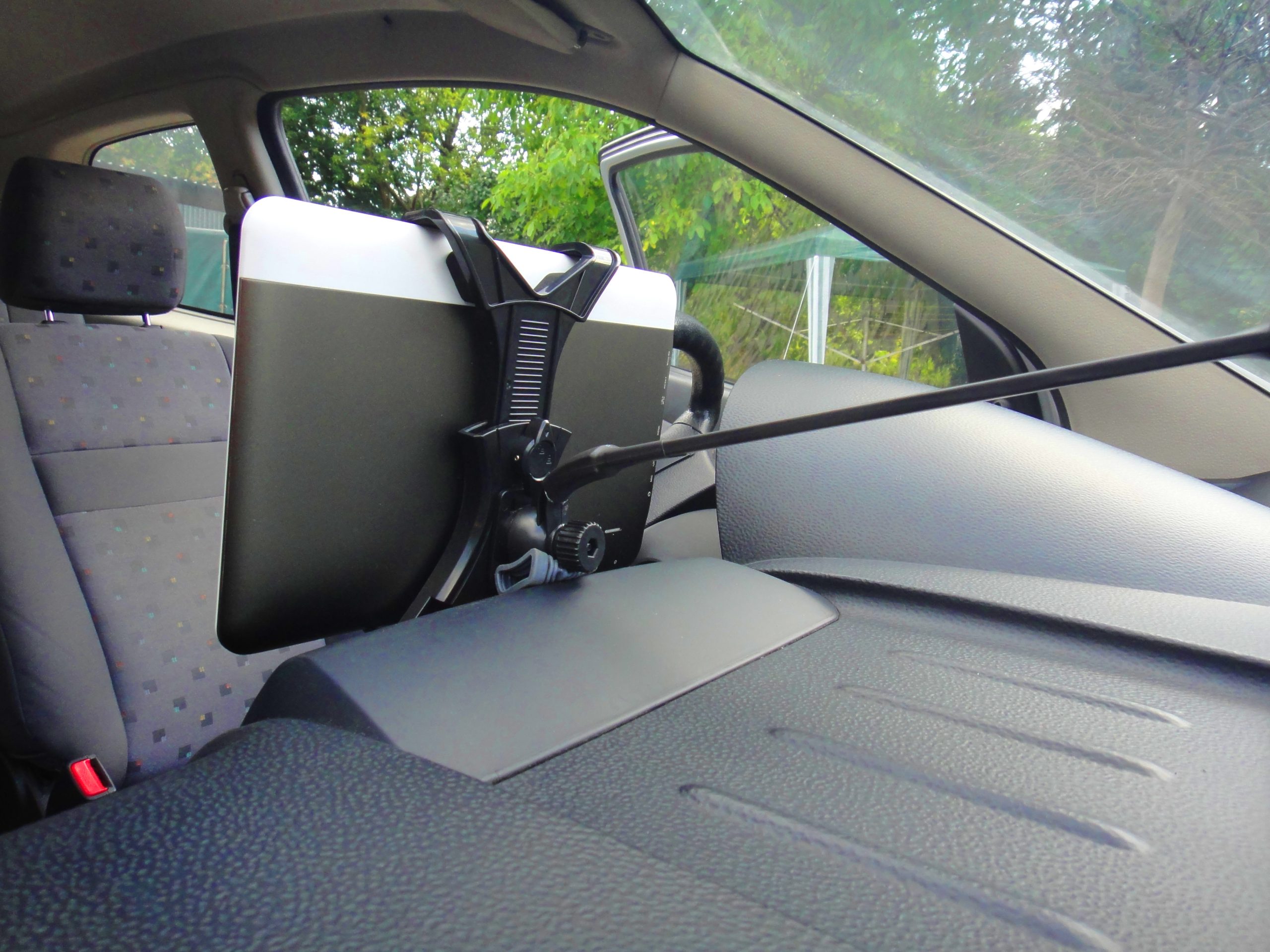 Przedłużany sługi giętki uchwyt na tablet do szyby auta