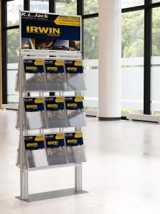 Ekspozytor 18 kieszeni na ulotki A4 210x297mm z ramką plakatową na metalowej podstawie 4mm