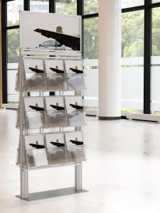 Ekspozytor 18 kieszeni na ulotki A4 210x297mm z ramką plakatową na metalowej podstawie 4mm