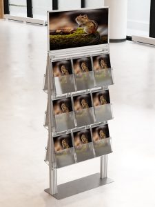 Ekspozytor 18 kieszeni na ulotki A4 210x297mm z ramką plakatową na metalowej podstawie 4mm