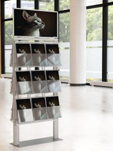 Ekspozytor 18 kieszeni na ulotki A4 210x297mm z ramką plakatową