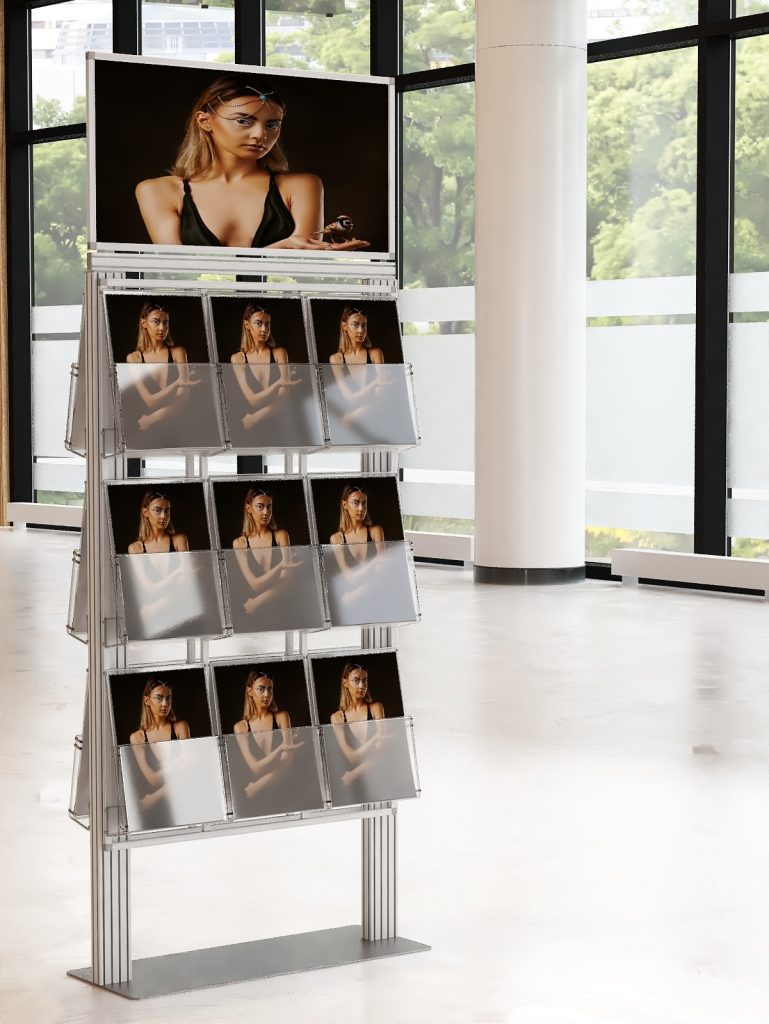 Ekspozytor 18 kieszeni na ulotki A4 210x297mm z ramką plakatową