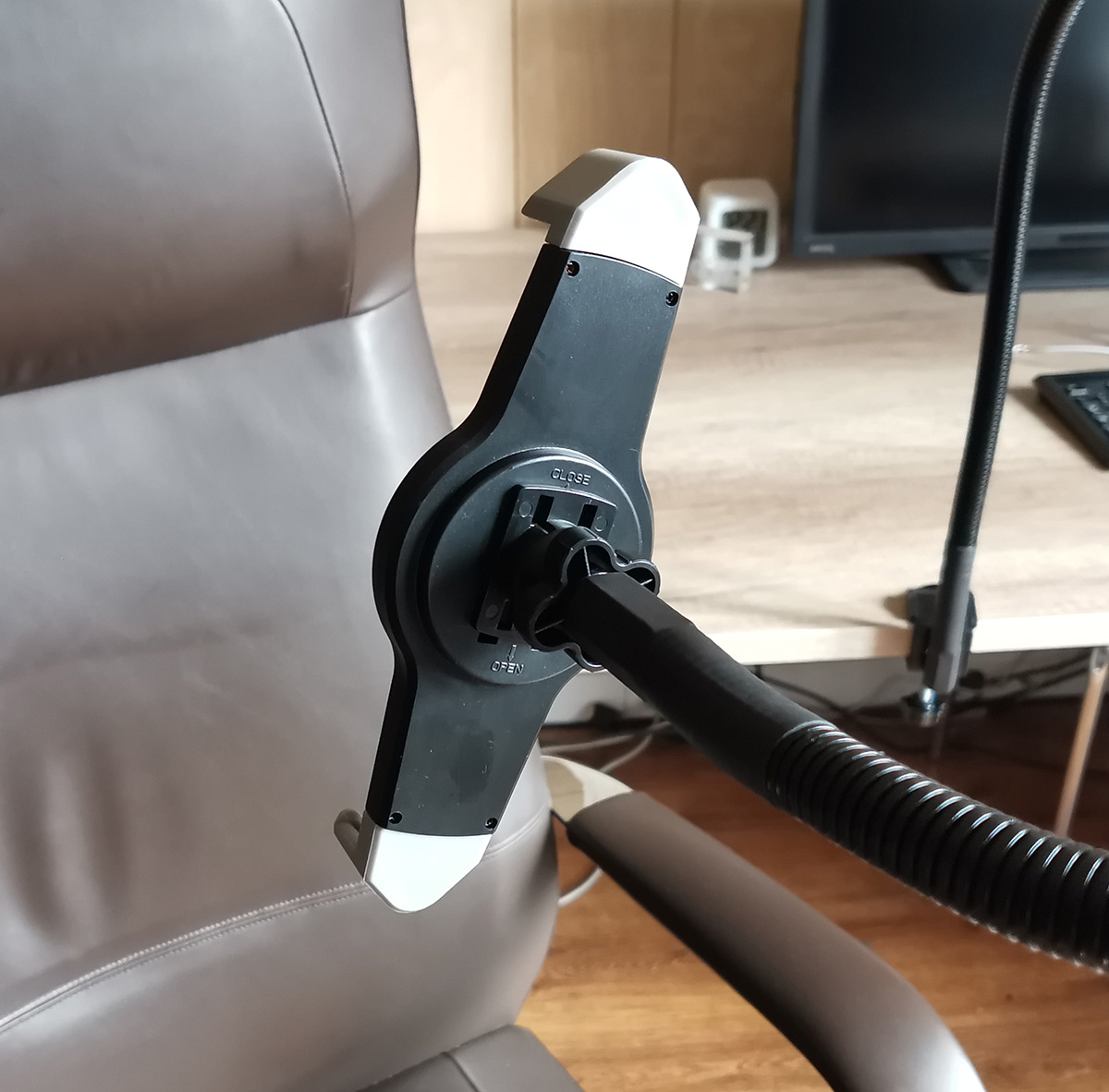 Uchwyt przyłóżkowy na tablet 10.1" 13,3"