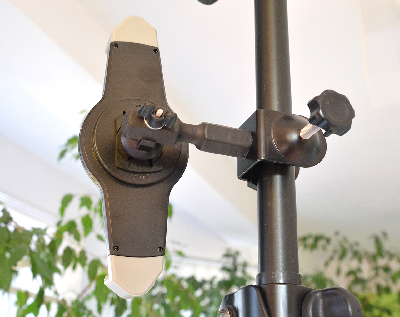 Krótki uchwyt na tablet 10.1" 13,3" Model.VR4