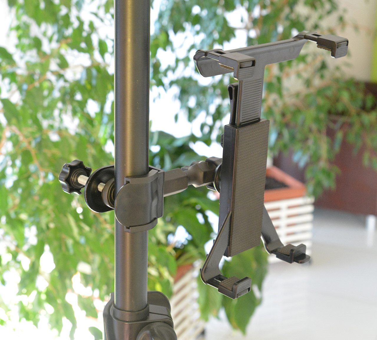 Krótki uchwyt na tablet z mocowaniem do rurki statywu fotograficzego