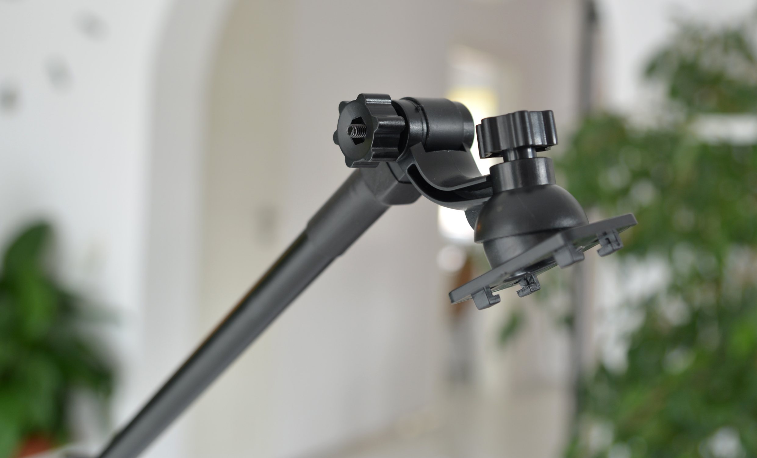 Uchwyt na tablet mocowany do biurka z systemem HR obracany w każdej osi