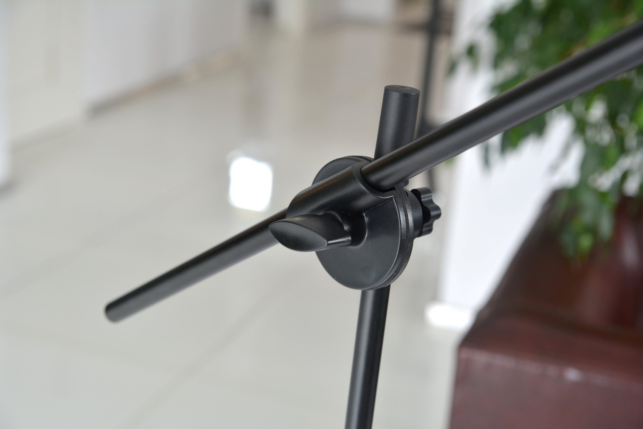 Uchwyt na tablet mocowany do biurka z systemem HR obracany w każdej osi