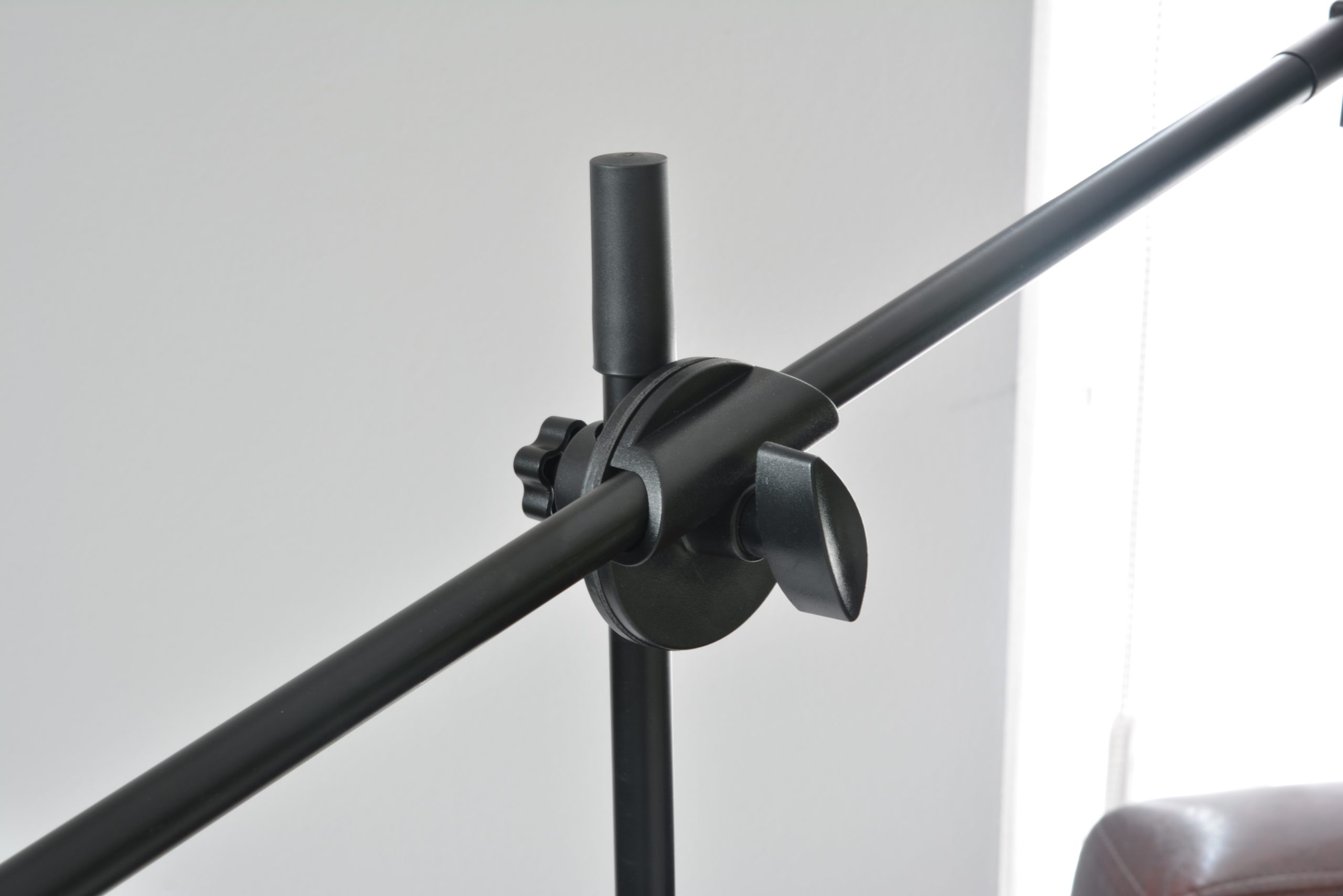 Uchwyt na tablet mocowany do biurka z systemem HR obracany w każdej osi z głowicą do tabletu