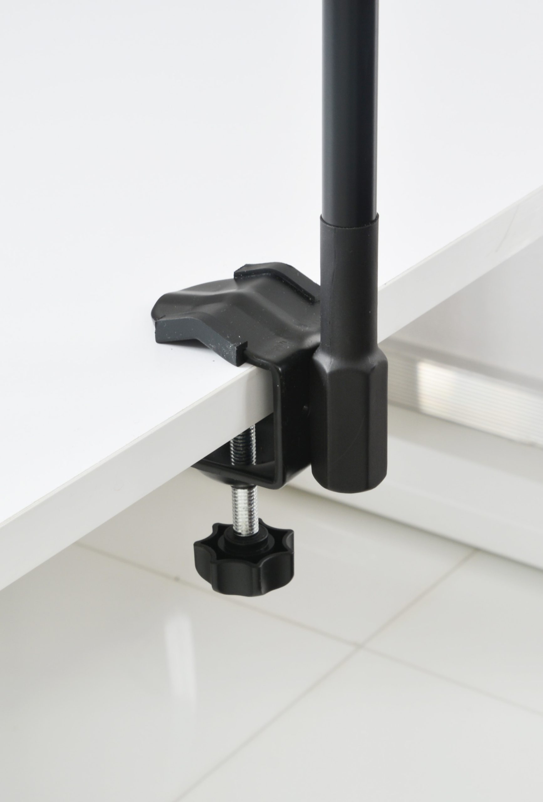 Uchwyt zamocowany do blatu