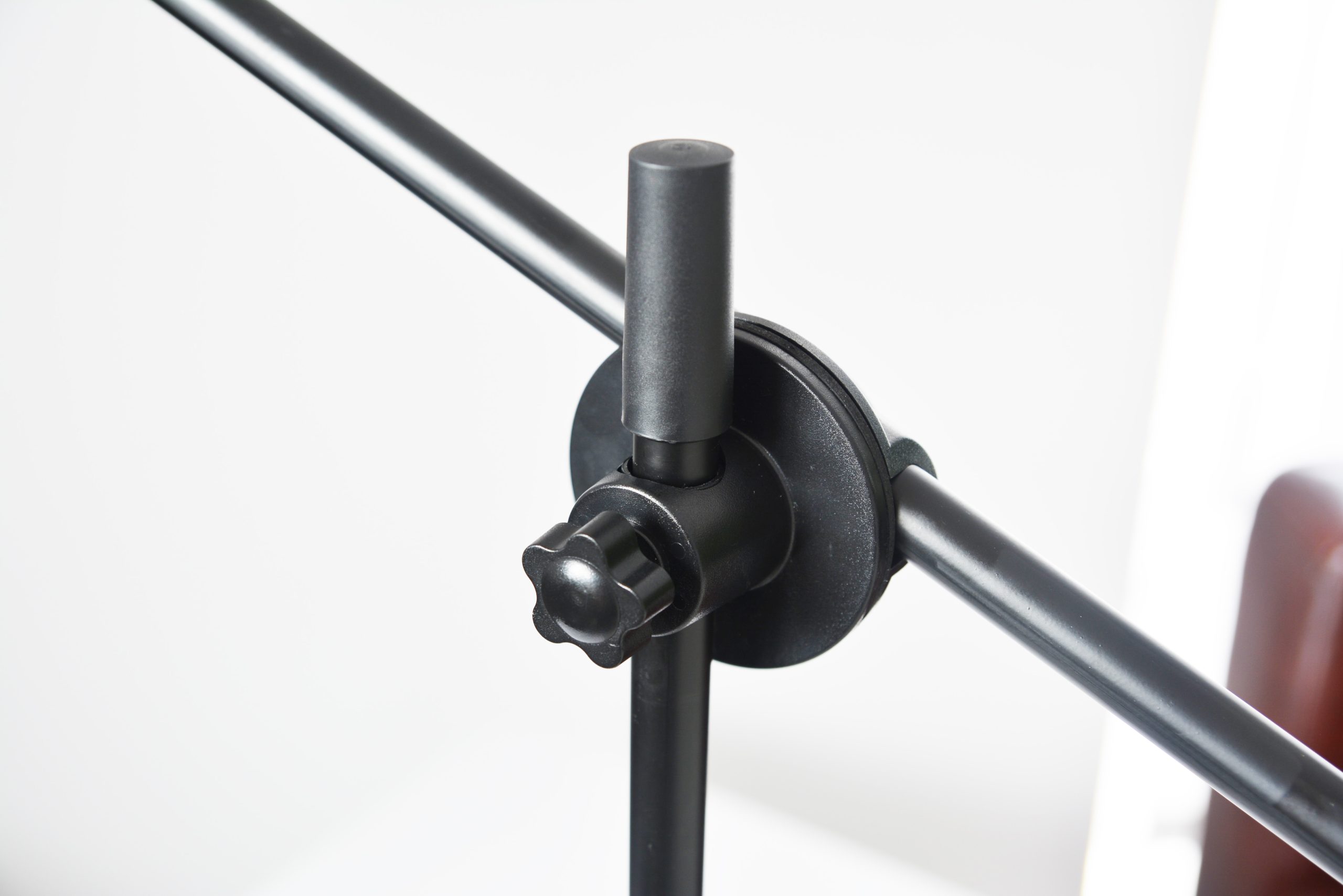 Regulacja ramion mocowania uchwytu do tabletu