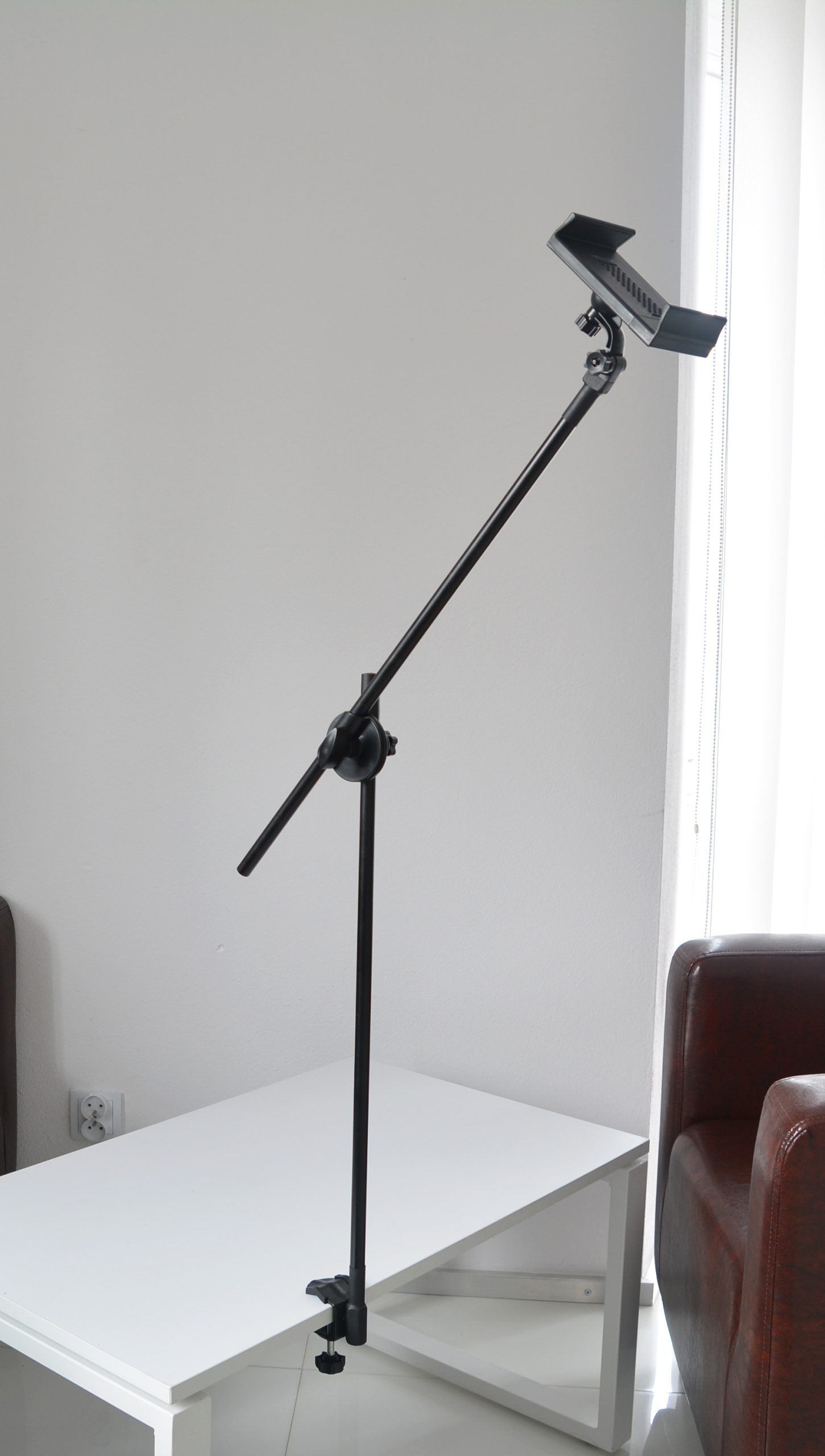 Uchwyt na tablet mocowany do biurka z systemem HR obracany w każdej osi z głowicą do tabletu