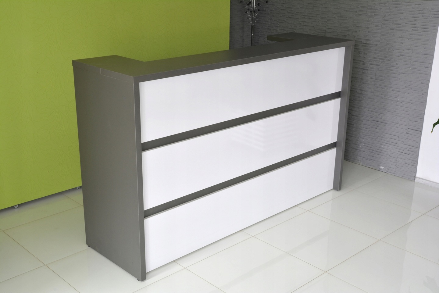 lada recepcyjna z oświetleniem