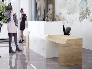 Minimalistyczna recepcja biurowa