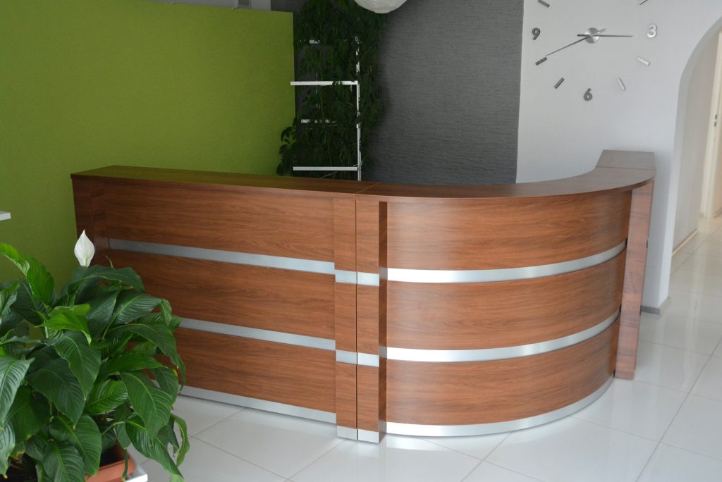 lada recepcyjna z oświetleniem