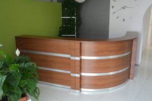 lada recepcyjna z oświetleniem